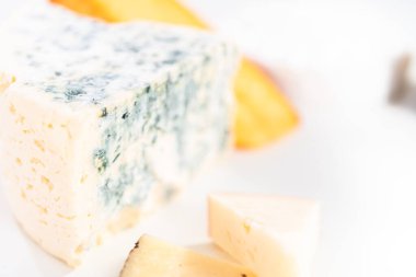 Beyaz arkaplanda geniş kama gurme peyniri çeşitliliği.