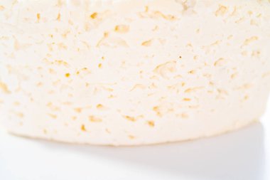 Beyaz arka planda büyük bir dilim mavi peynir..