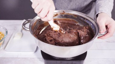 Adım adım. Kavanozda çikolata parçaları eritip fındıklı şekerleme yapıyorum..