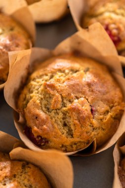 Kahverengi kağıt kek bardaklarında taze pişmiş yaban mersinli kekler..