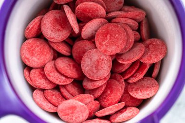 Eriyen kırmızı çikolata, eriyen şeker tenceresinde erir..