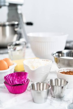 Kırmızı kadife kek pişirmek için gerekli malzemeler..