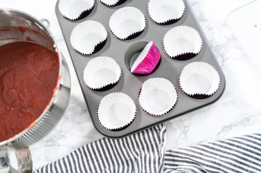 Kek hamurunu kek tepsisine atıp kırmızı kadife kek pişirmek..