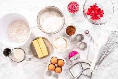 Düz yatıyordu. Düz yatıyordu. Kırmızı kadife kek pişirmek için gerekli malzemeler..