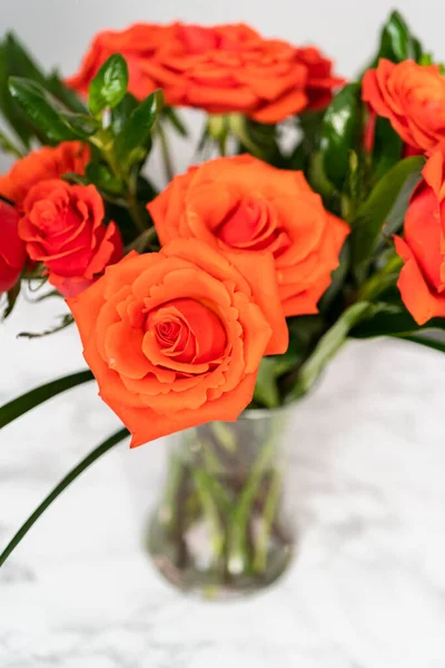 Bouquet Mawar Merah Dengan Daun Hijau Dalam Vas Kaca — Stok Foto