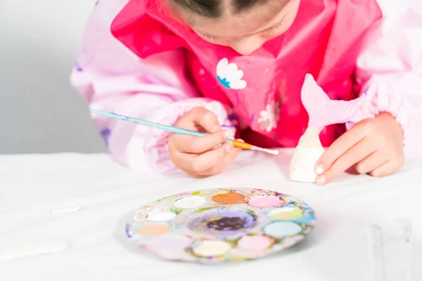 Маленька Дівчинка Малює Хвіст Русалки Зроблений Глини Моделювання Акриловою Фарбою — стокове фото