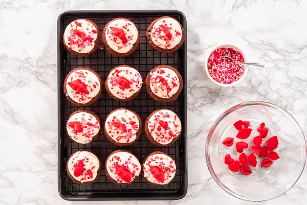 Επίπεδη Επίπεδη Κόκκινα Βελούδινα Cupcakes Κρέμα Τυριού Και Διακόσμηση Καρδιά — Φωτογραφία Αρχείου