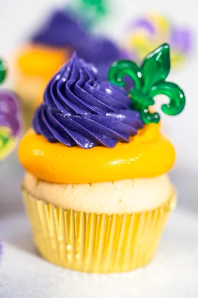 Mardi Gras Vanilla Cupcakes Foil Cupcake Cups Decorated Italian Buttercream — Stock Photo, Image