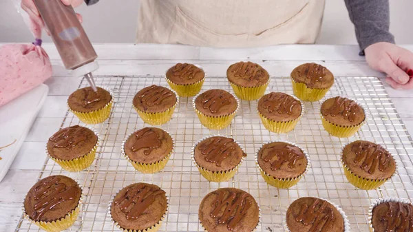 Rocía Ganache Chocolate Encima Pasteles Chocolate Con Frambuesa — Foto de Stock