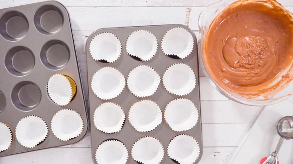 Düz Yatıyordu Çikolatalı Ahududu Kekleri Pişirmek Için Folyolu Kek Bardaklarıyla — Stok fotoğraf