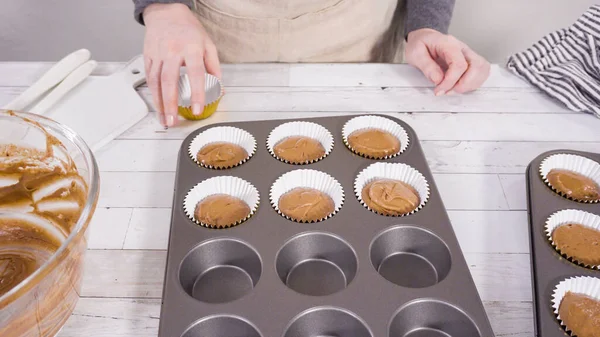 Scooping Dough Foil Cupcake Liners Bake Chocolate Raspberry Cupcakes — Stock Photo, Image