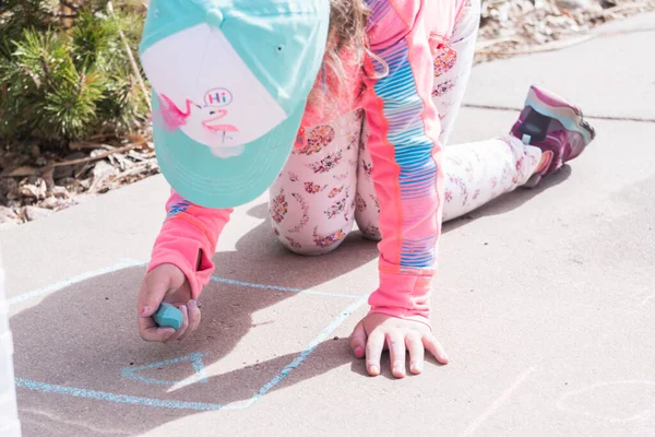 Klein Meisje Spelen Met Krijt Een Oprit Voorkant Van Het — Stockfoto