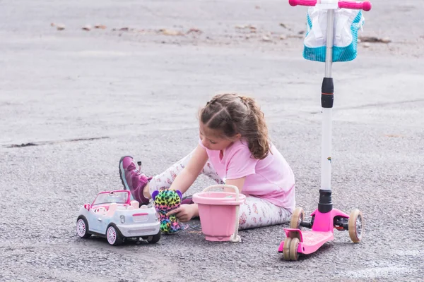 Little Girl Playing Chalk Driveway Front House — Stock Photo, Image