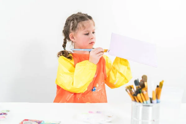 Kleines Mädchen Arbeitet Kunstprojekt Mit Acrylfarbe Der Schule — Stockfoto