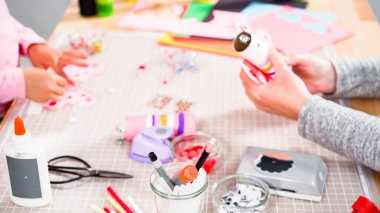 Çocuk kâğıtları. Boş tuvalet kağıdı rulolarından ve inşaat kağıdından kağıt hataları yapmak.