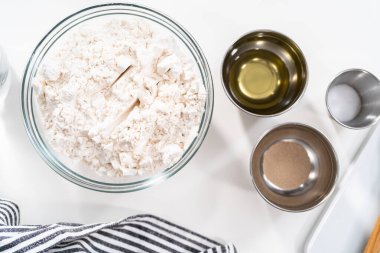 Ev yapımı ekmek yapmak için karıştırma kabındaki malzemeler.