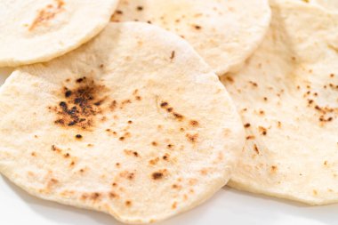 Ev yapımı küçük düz ekmeğin yakın görüntüsü. Organik undan yapılmış..