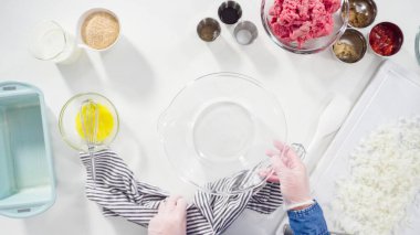 Düz yatıyordu. Adım adım. Bardak karıştırma kabında klasik sığır etli rulo köfte tarifi karışımı..