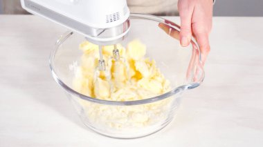 Adım adım. Çikolatalı kekle çikolatalı keki karıştırmak için bardaktaki malzemeleri karıştırıyorum..