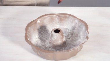 Adım adım. Çikolatalı kek pişirmek için yağlı metal kek tepsisi..