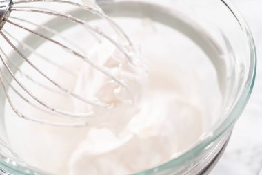 Tek boynuzlu at kurabiyeleri pişirmek için mutfak mikserinde krema yapıyorum..