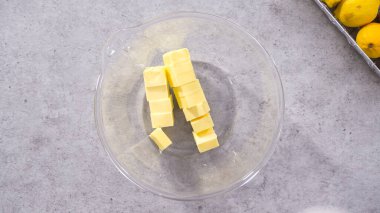 Düz yatıyordu. Adım adım. Limonlu kek hazırlamak için karıştırma kabının içindeki malzemeleri karıştırıyorum..