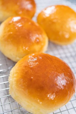 Mutfak rafında taze pişmiş çörekler serinliyor..