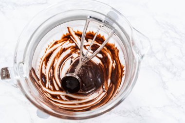 Çikolatalı kek pişiriyorum. Kek hamurunu kek tepsisine kakalamak..