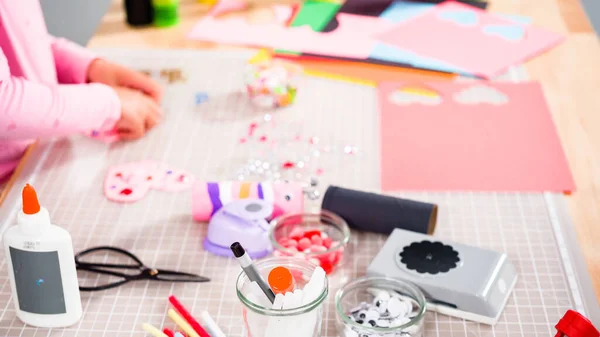 Papelaria Infantil Fazendo Insetos Papel Partir Dos Rolos Papel Higiênico — Fotografia de Stock