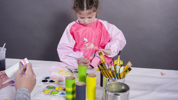 Детская Бумажная Работа Рисование Пустых Рулонов Туалетной Бумаги Акриловой Краской — стоковое фото