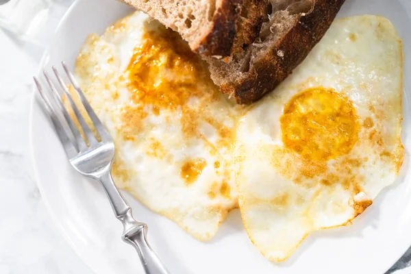 Desayuno Sencillo Con Huevos Sobre Pan Trigo Fácil Masa Fermentada — Foto de Stock