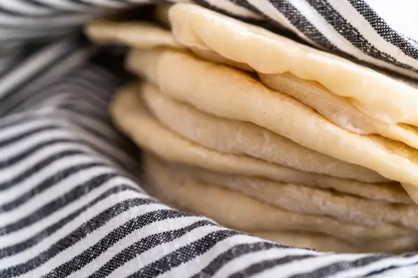 Stos Świeżo Upieczonego Chleba Płaskiego Zawinięty Ręcznik Kuchenny — Zdjęcie stockowe