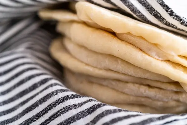 Stapel Vers Gebakken Plat Brood Gewikkeld Een Keukendoek — Stockfoto