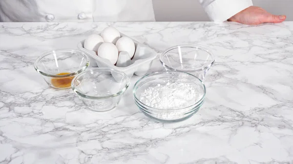 Schritt Für Schritt Zutaten Einer Glasschüssel Für Einhorn Baiser Plätzchen — Stockfoto