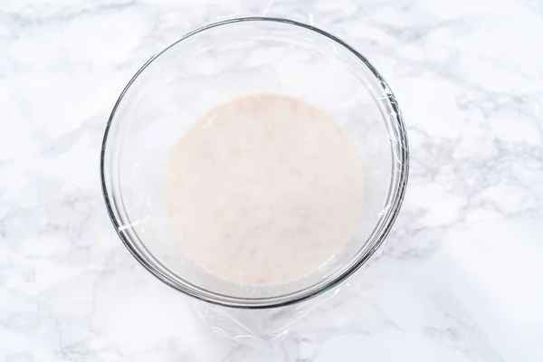 Zutaten Einer Gläsernen Rührschüssel Mischen Hausgemachte Brioche Brötchen Backen — Stockfoto