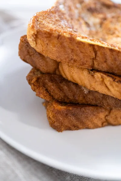 Stapel Vers Gebakken Franse Toast Een Witte Plaat — Stockfoto