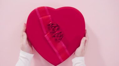 organik çikolatalı çilekler kalp şeklindeki kutuda. 