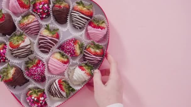 Chocolate Orgânico Morangos Mergulhados Caixa Forma Coração — Vídeo de Stock
