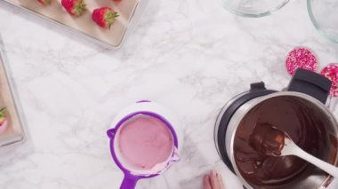 Çikolata soslu çilek yapmak için bir tepside organik çilek düzenlemek..