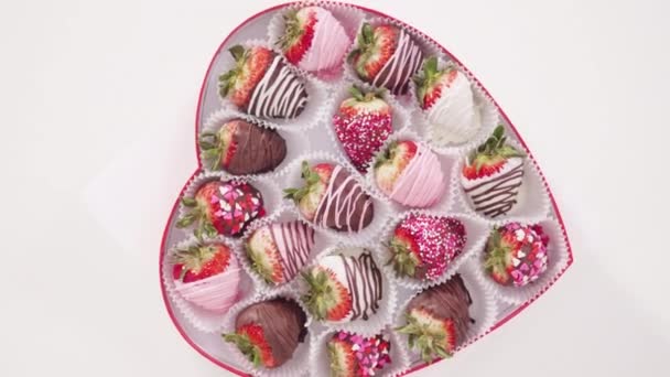 유기농 초콜릿 박스에 딸기를 담근다 — 비디오