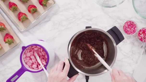 Organizar Morangos Orgânicos Uma Assadeira Para Fazer Morangos Mergulhados Chocolate — Vídeo de Stock