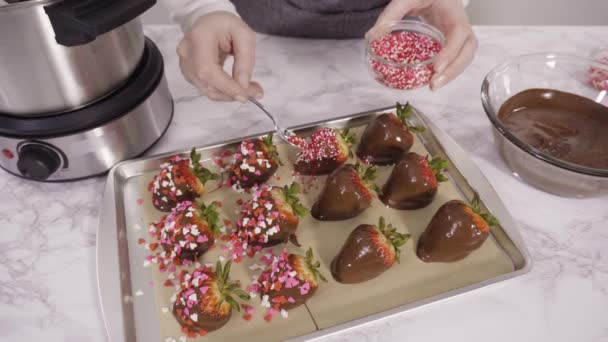 Organische Aardbeien Een Bakplaat Zetten Aardbeien Met Chocolade Maken — Stockvideo