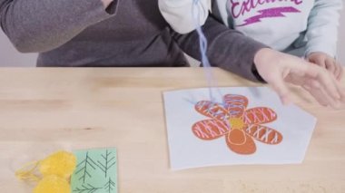 Küçük kız dikiş setiyle dikiş dikmeyi öğreniyor..