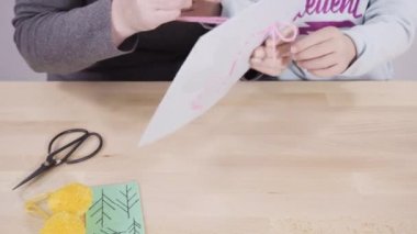 Küçük kız dikiş setiyle dikiş dikmeyi öğreniyor..