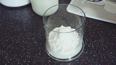 Ekmek pişirmek için ev yapımı ekşi ekmek hazırlıyorum..