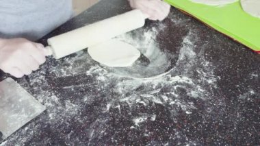 Konut mutfağındaki tezgahın üzerinde ekmek hazırlıyorum..