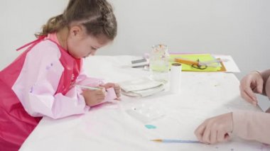 Adım adım. Kağıttan tek boynuzlu atlar yapmak ve boş tuvalet kağıdı ruloları yapmak..