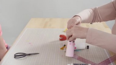 Adım adım. Kağıttan tek boynuzlu atlar yapmak ve boş tuvalet kağıdı ruloları yapmak..