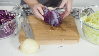 Ağaç kesme tahtasıyla organik lahana doğruyorum..