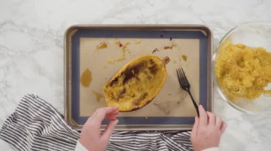 Zeytin yağı, tuz ve biberli organik spagetti hazırlıyorum..